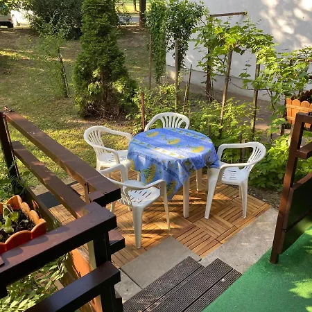 Dora Apartman 巴拉顿菲赖德